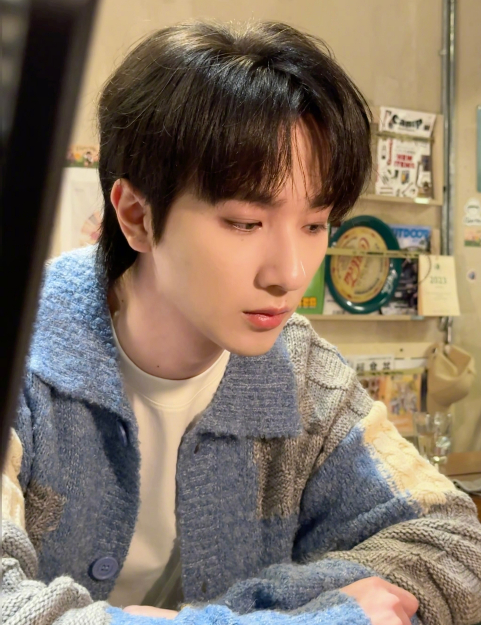 李宏毅越来越帅了,穿毛衣外套,又温暖又阳光,很是耐看!