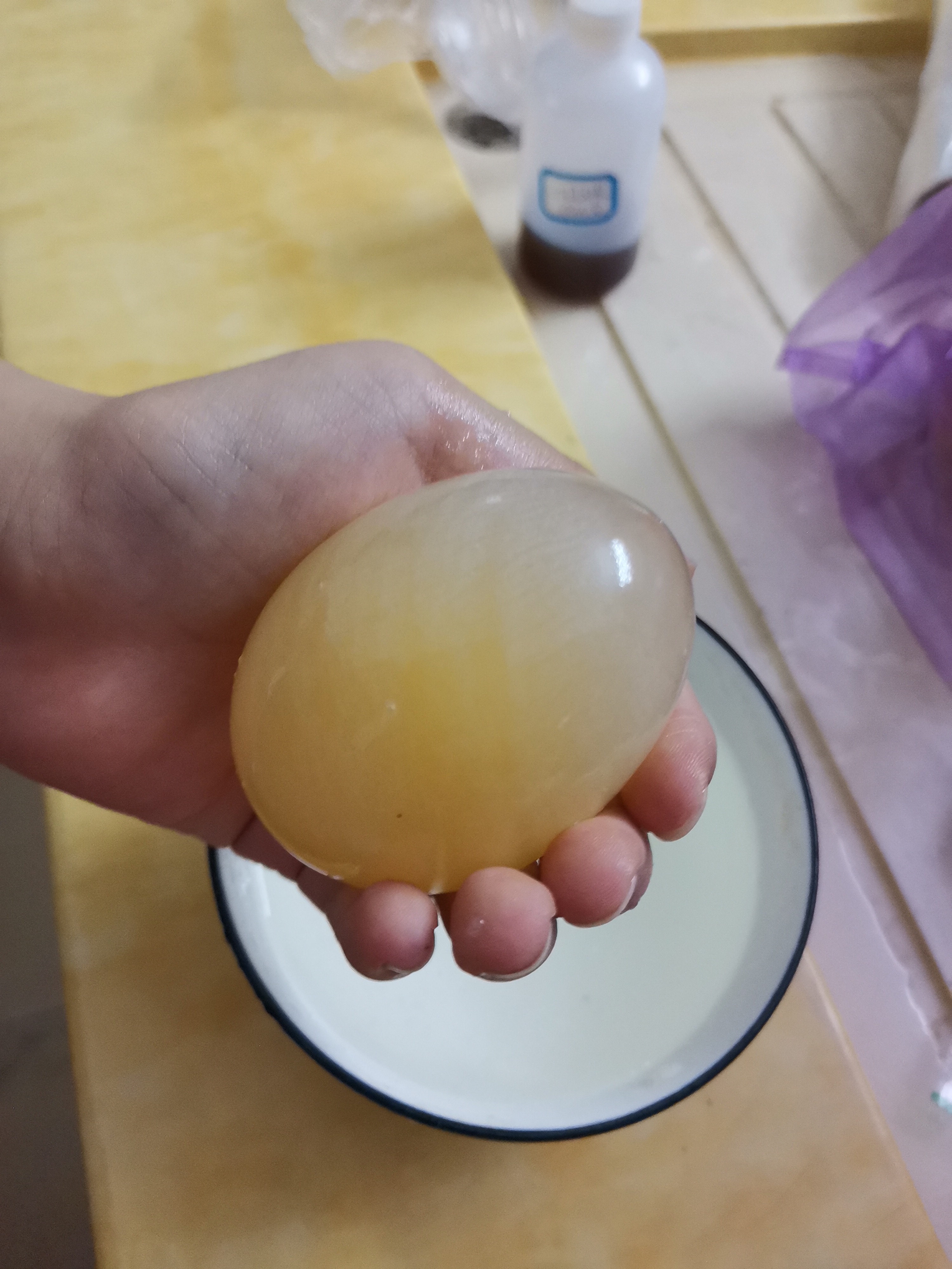 生怕一大力这个鸡蛋就被捏烂了儿子问这个鸡蛋还能不能吃?