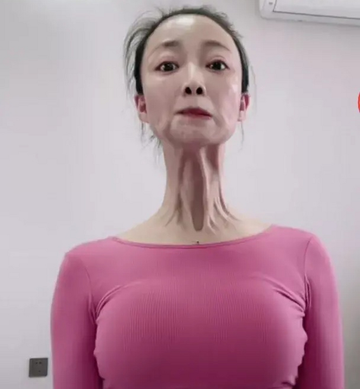 她的长脖子看起来像老树干!