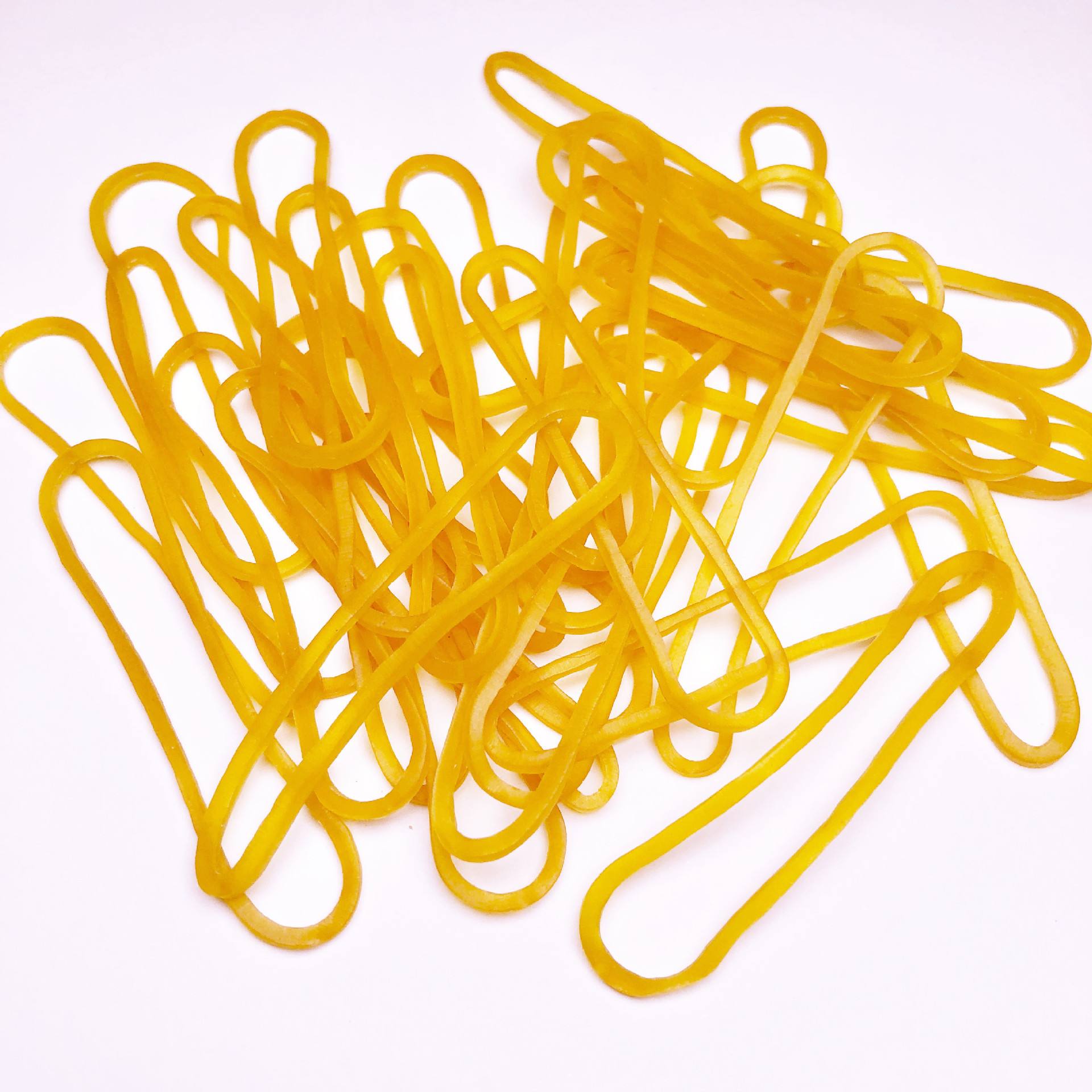 橡皮筋在我们的生活中用途非常多,今天给大家分享一个找保鲜膜开口