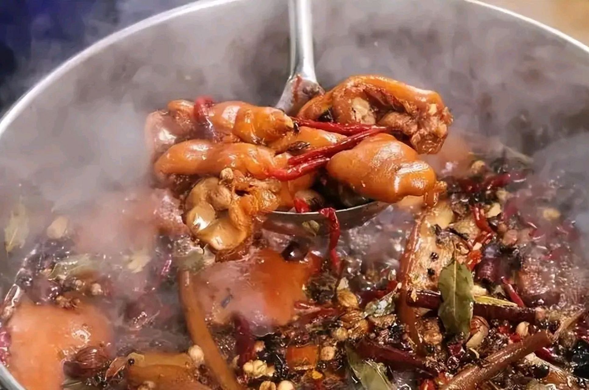 6万的高价,就连神秘富豪也出价300万求购百年卤水.