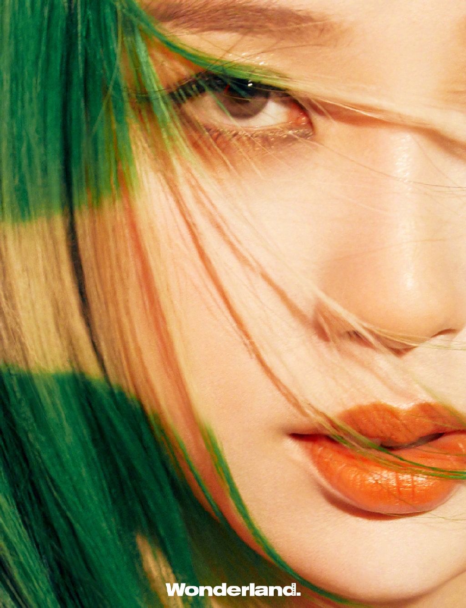 组图：虞书欣绿色爱心挑染造型拍大片美式甜酷穿搭演绎鬼马少女