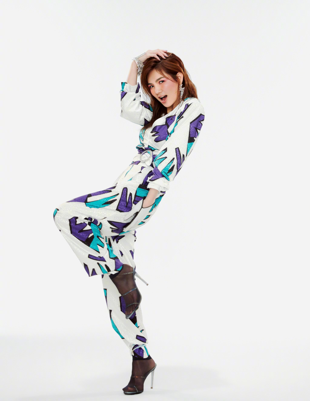 ella 陈嘉桦   银色漏背裙秀美腿玉足