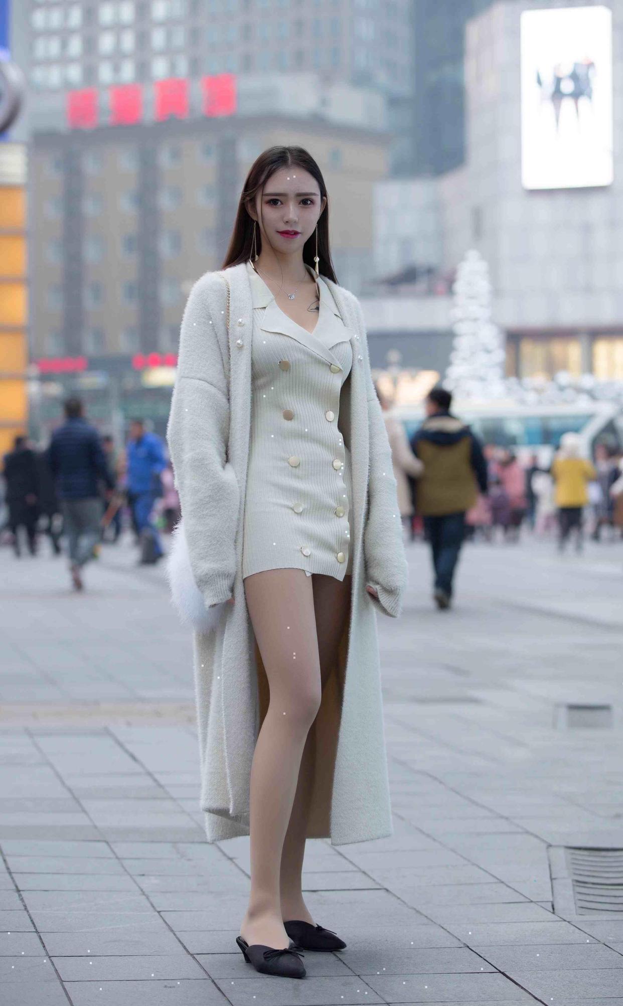 美丽十足的短裙穿搭端庄有气质,承载姑娘姣好的身材,温婉气质