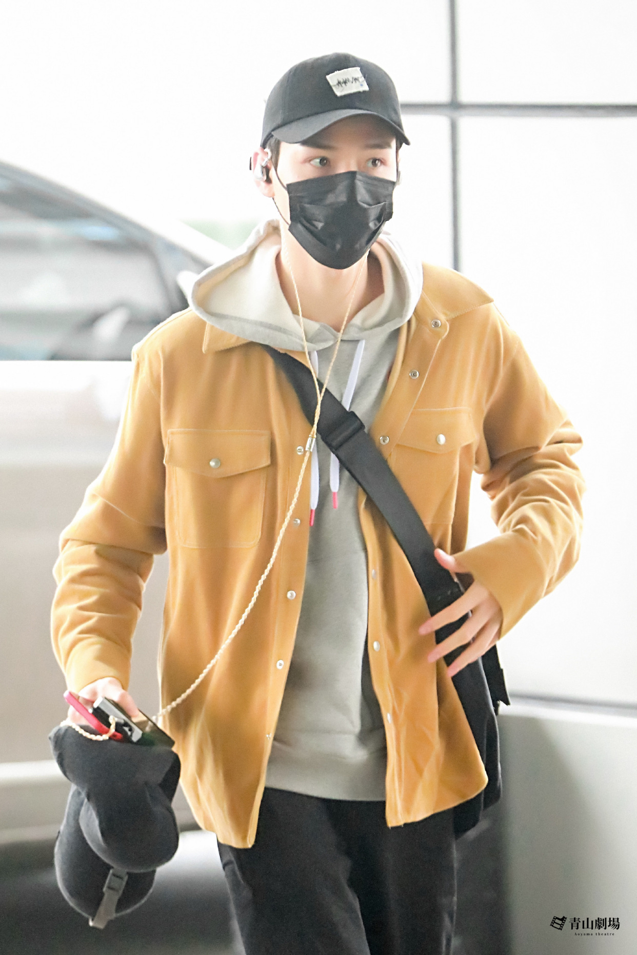 龚俊机场饭拍更新,驼色工装夹克内搭印花连帽卫衣,少年气息十足