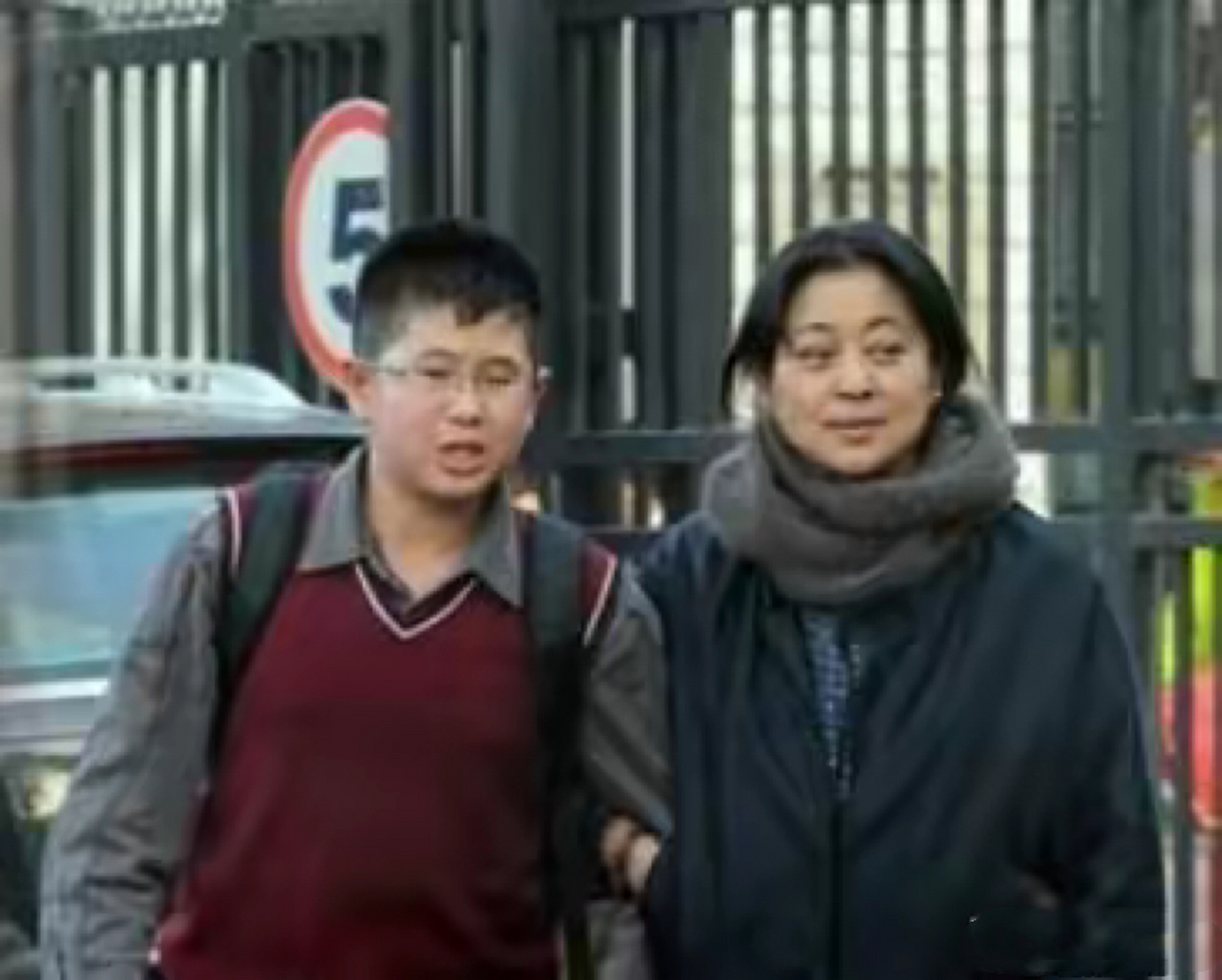 倪萍20岁儿子虎子近照曝光,眼睛已痊愈,今又高又帅气还非常懂事