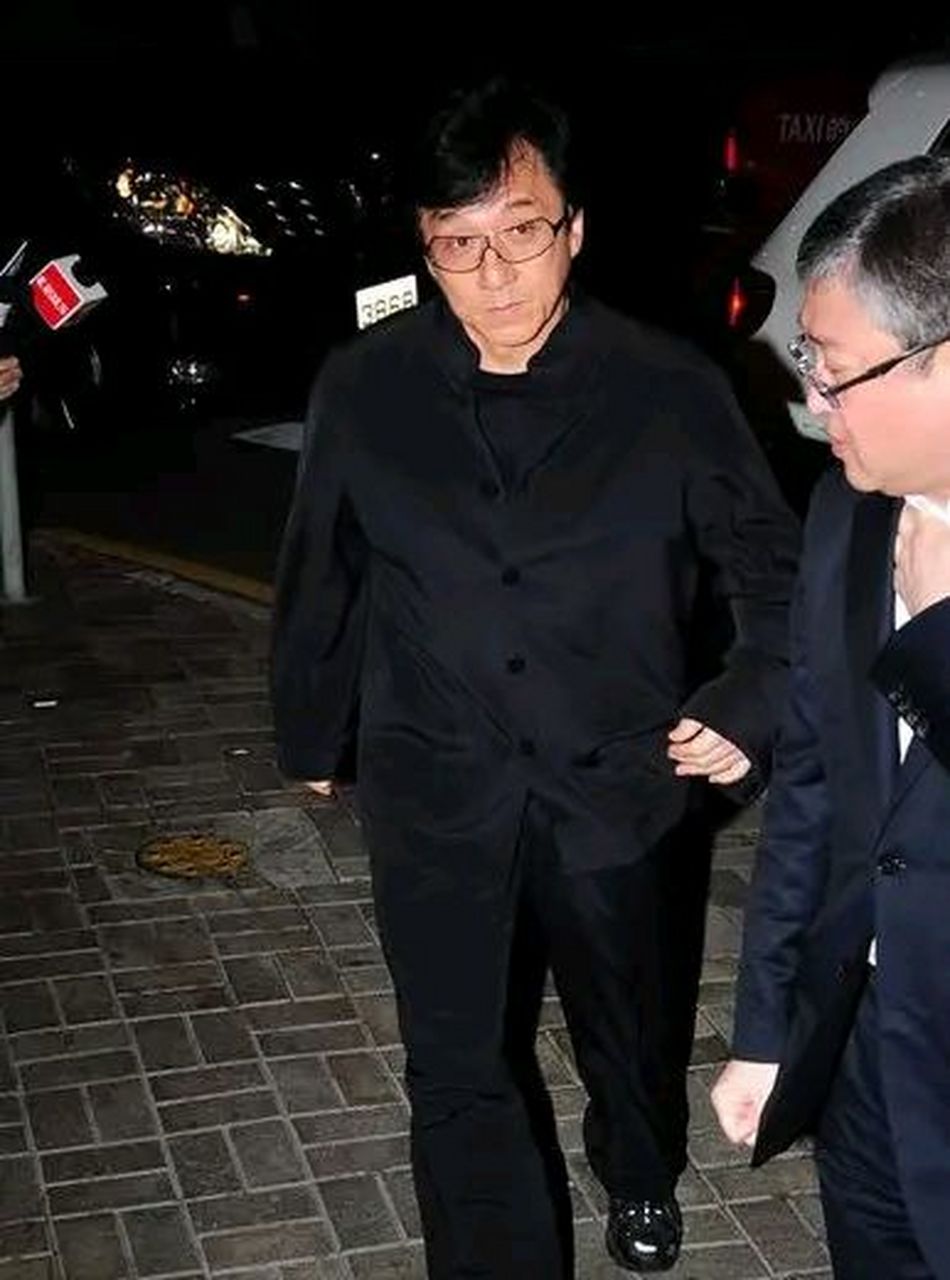 1993年,在一场酒会之上,一代江湖大佬邓光荣指着成龙的鼻子,骂道:"