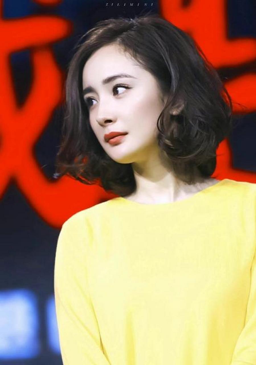 杨幂近日发布自己的蓝色短发造型照片,虽然戴着口罩和帽子,但也不难