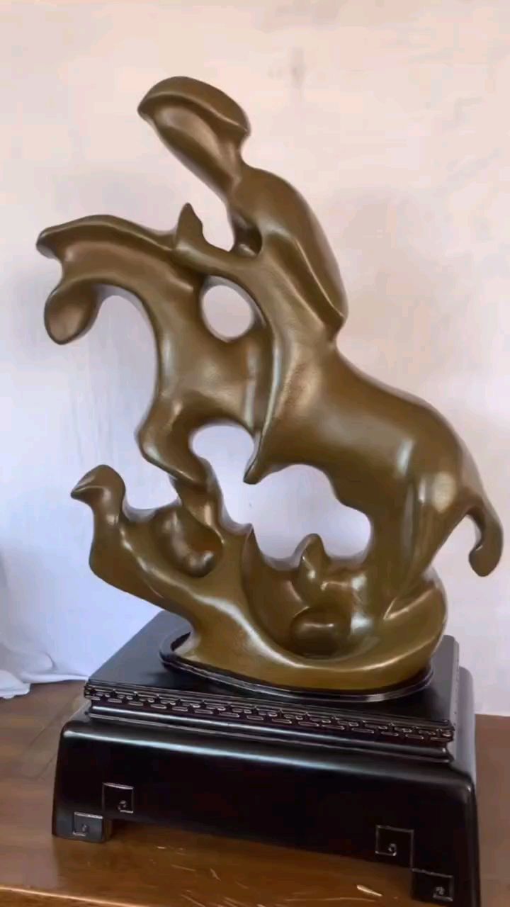 大叔把摩尔石打磨成艺术品,却得不到投资者的认可,说是把自然美给破坏