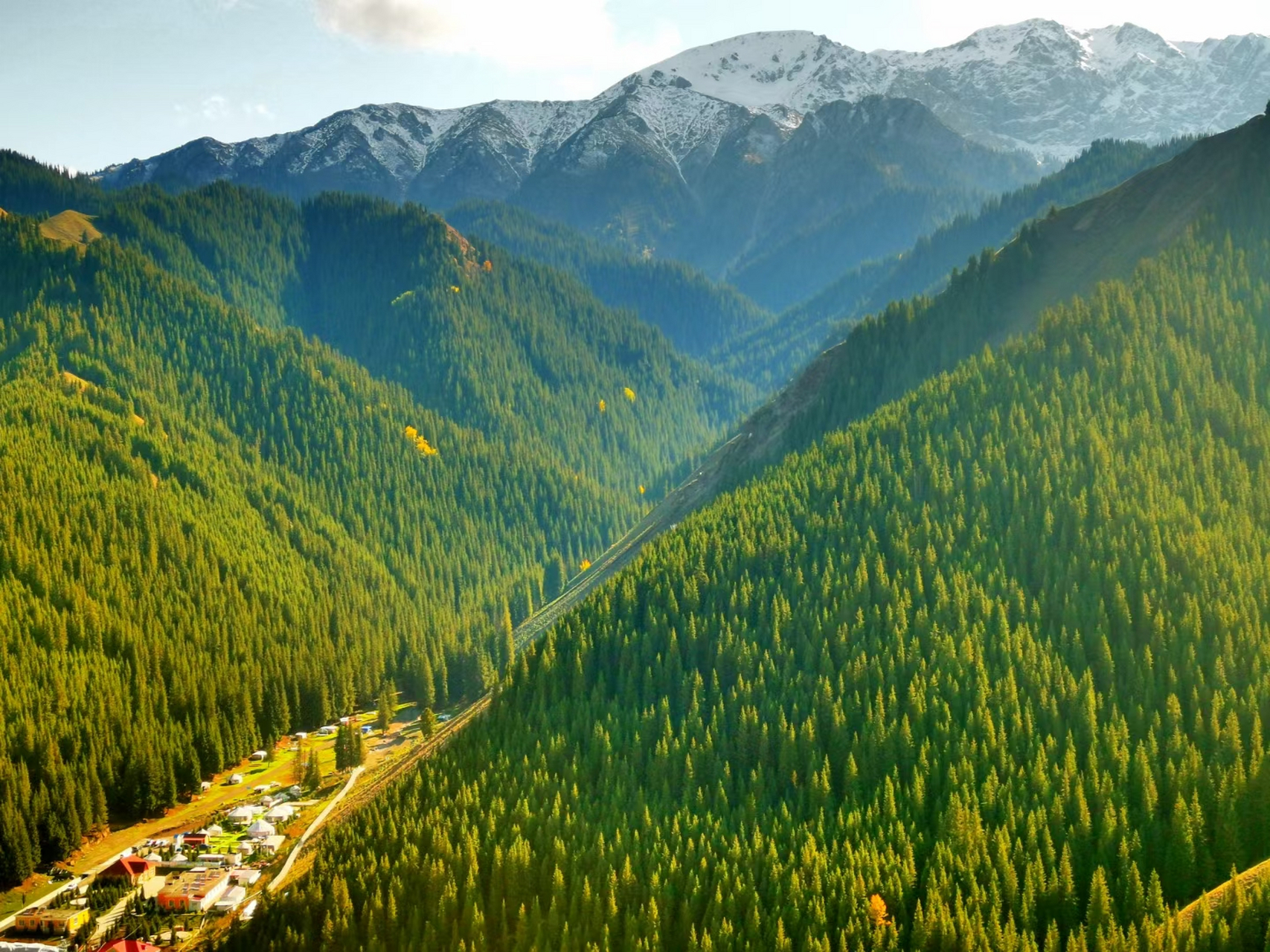 想看好风景自然是来新疆了,所谓是"不到新疆,不知伊犁之美",10月份的