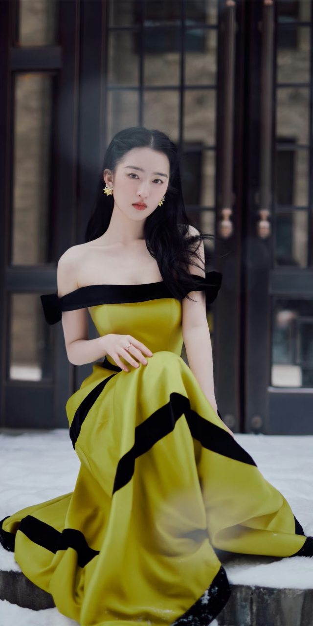 邓恩熙# 一袭黄色溜肩抹胸裙,香肩玉背大秀四方,白皙细嫩的肩颈线