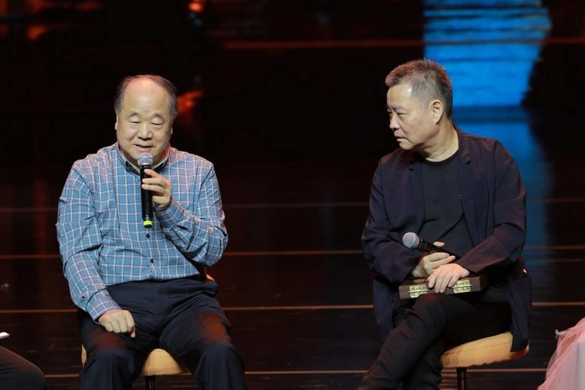 莫言:余华根本不是我的对手.