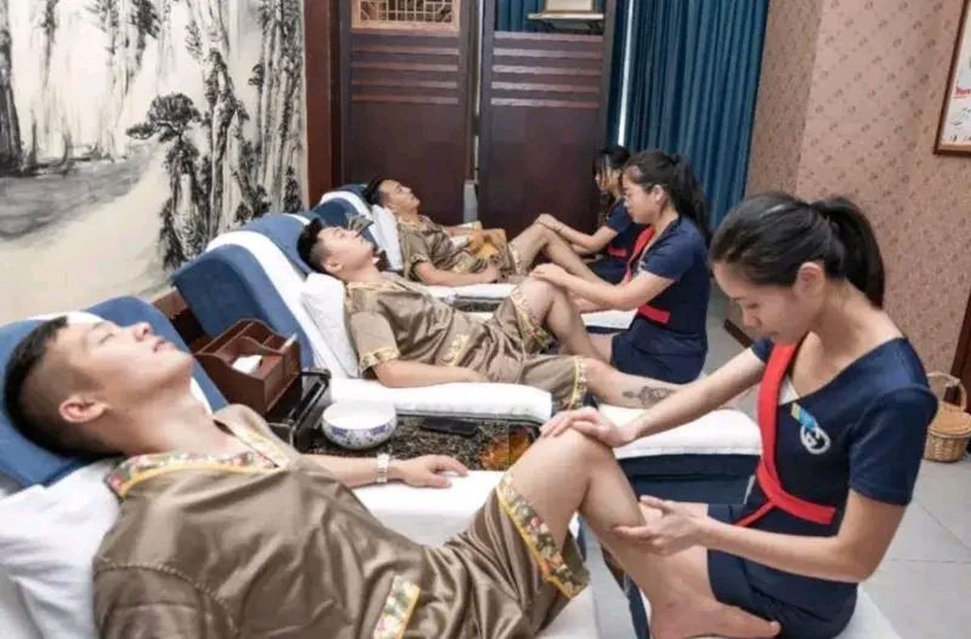 男子去洗浴中心洗澡,找了一名漂亮的女技师给自己服务.