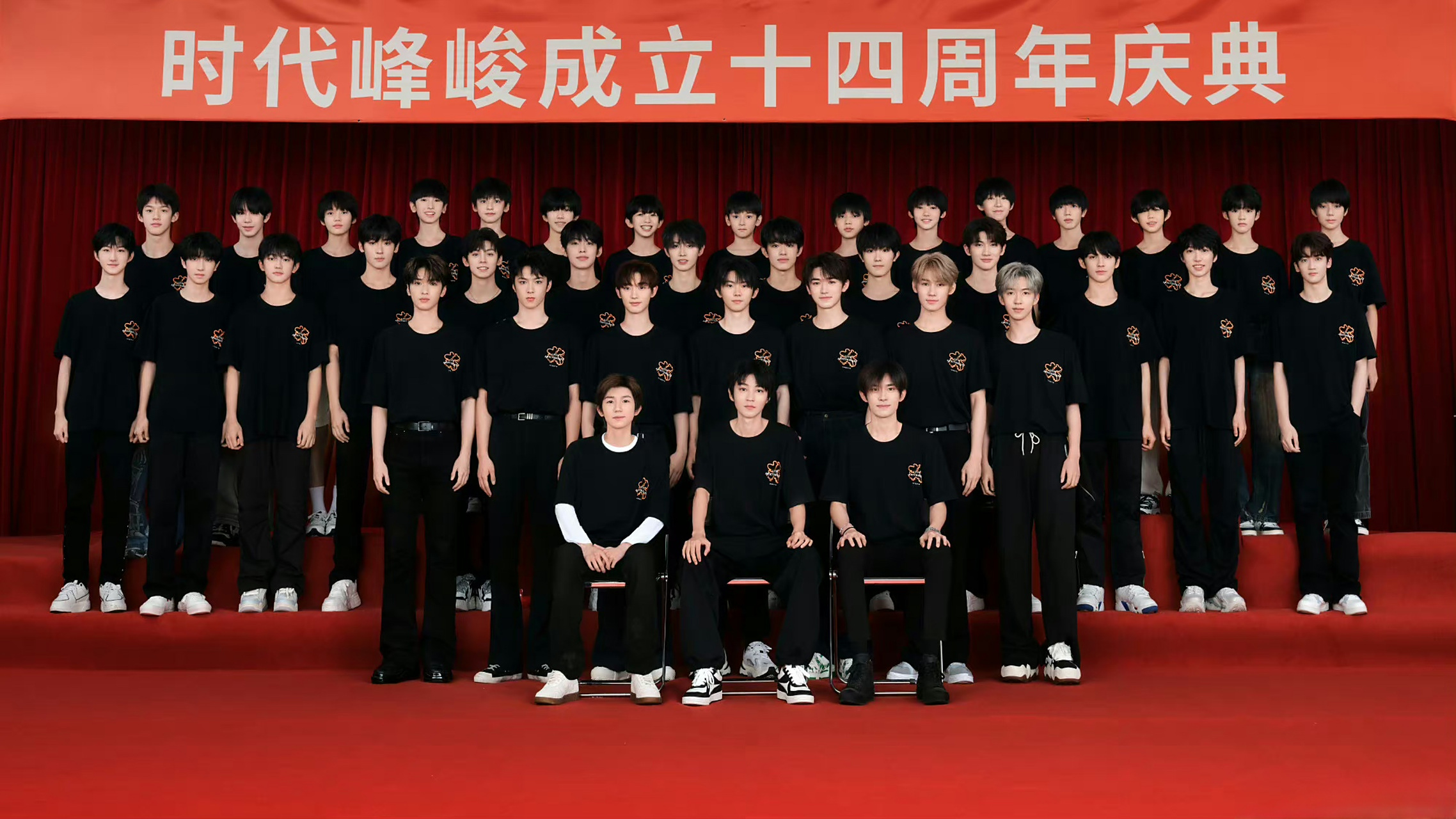 时代峰峻四代同堂大合照# 像极了毕业照,第一张严肃,第二张活泼,刃