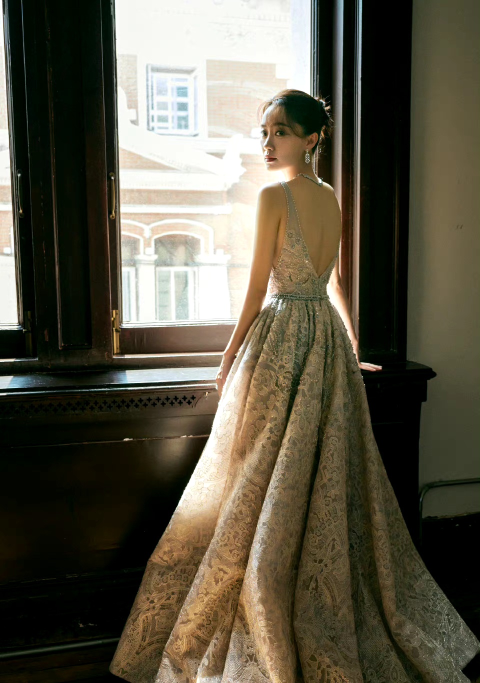 张小斐露背礼服真的好有气质