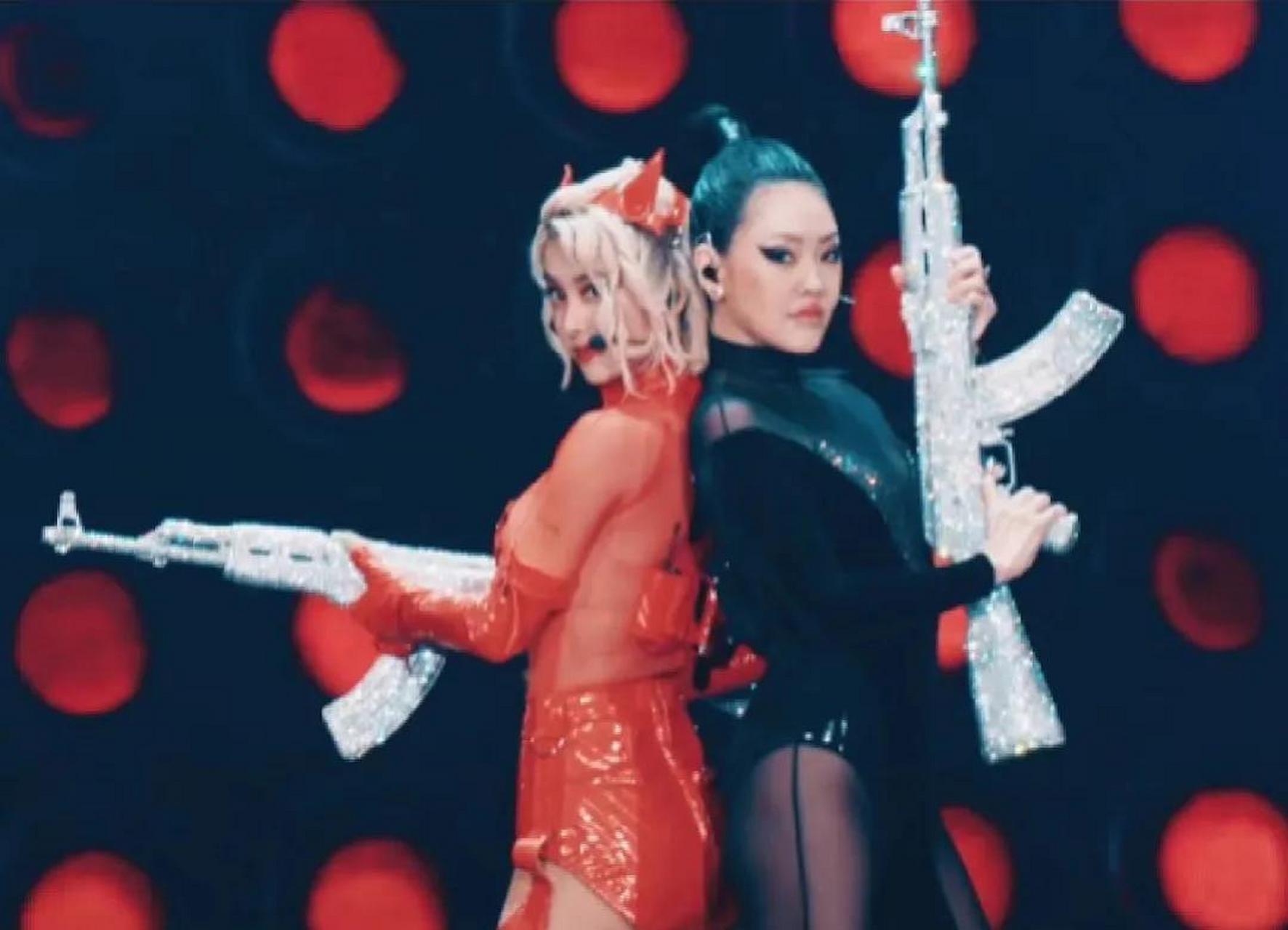 小s太会玩!现身蔡依林演唱会,嘴对嘴玩起来了热吻!