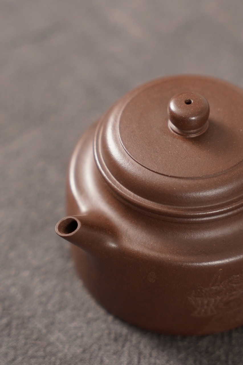 德钟|优质紫泥|200cc|全手  器形乃大亨德钟壶式之变体,圆柱形壶身拉