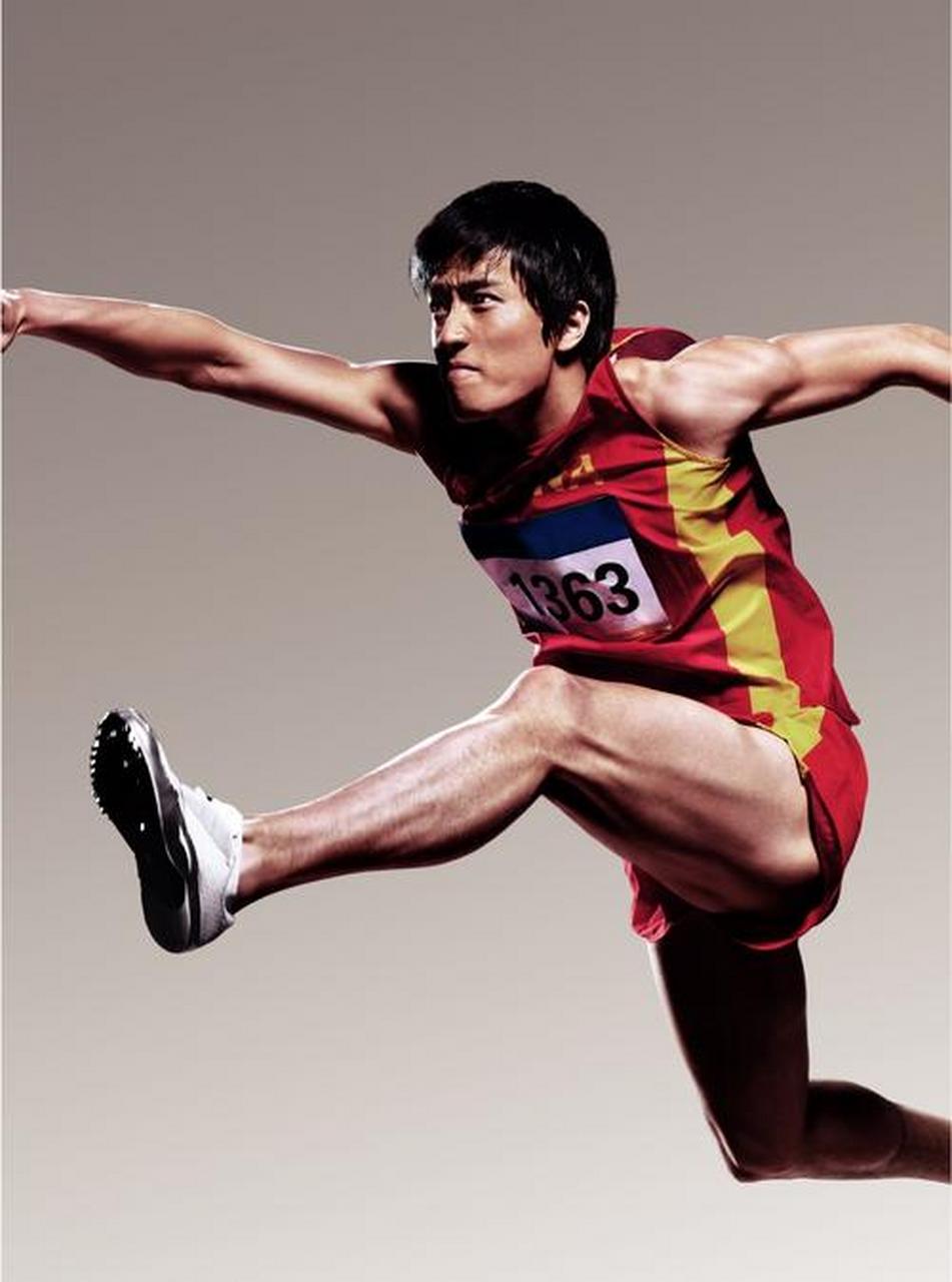 跨栏王子刘翔:风华绝代,激情跨越  刘翔,这个名字在中国田径史上熠熠