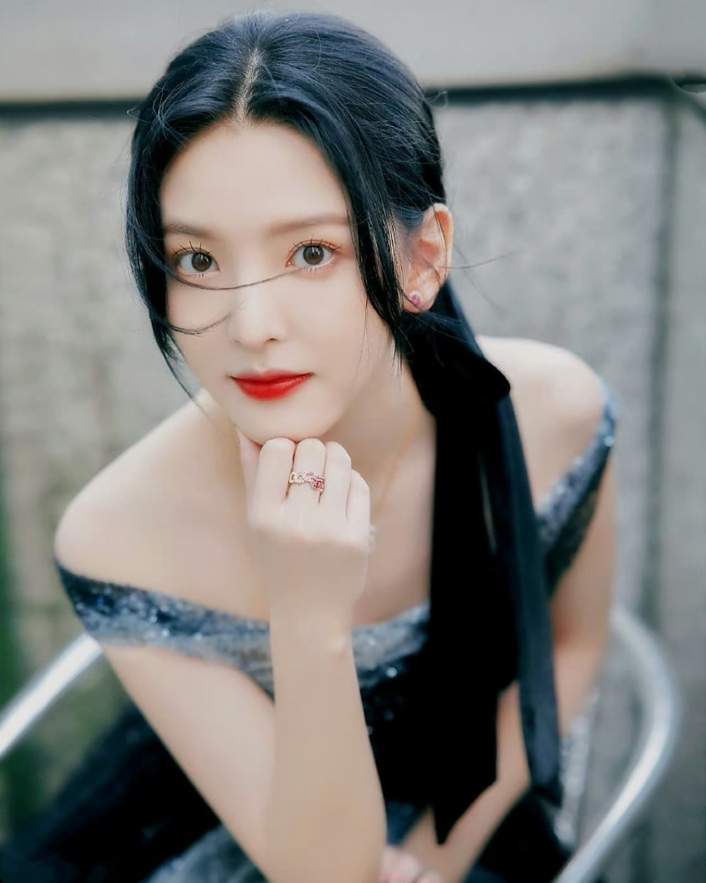 章若楠# 一袭星光璀璨抹胸溜肩纱裙,肤白貌美的容颜,白皙细嫩的肩颈