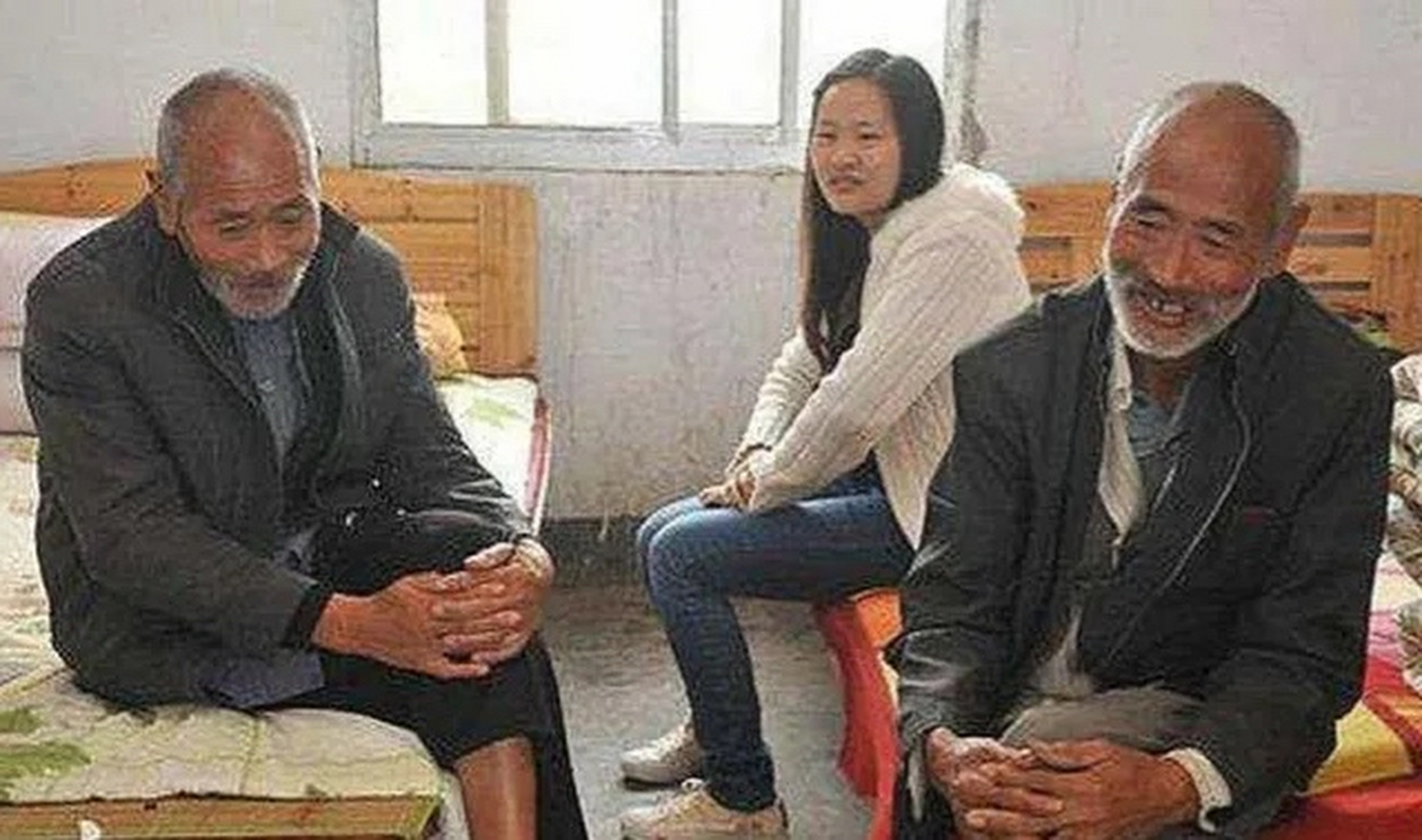 四川一老光棍,捡到一女弃婴后,含辛茹苦将她养大.