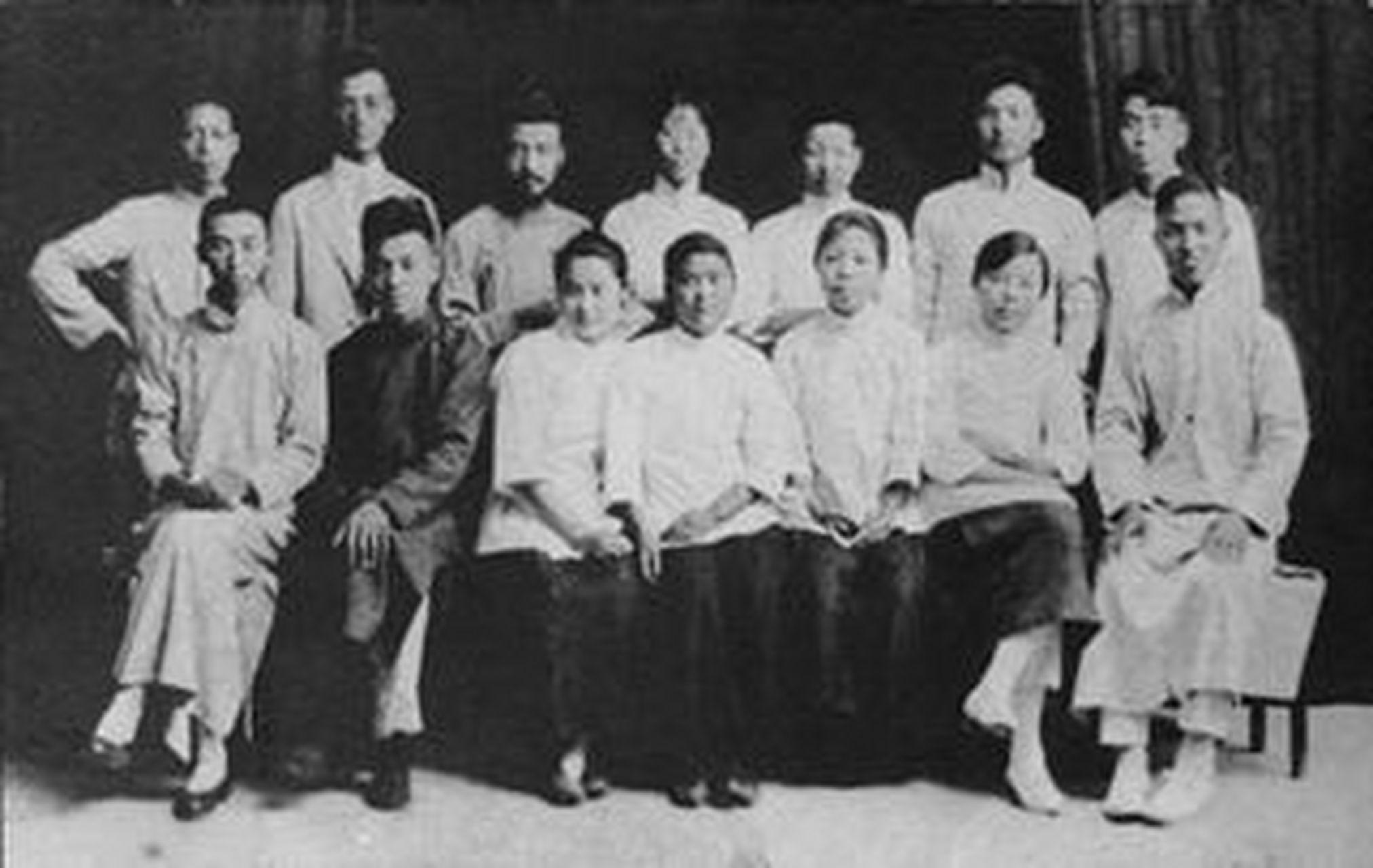 老照片  1919年民国时期  邓颖超与觉悟社部分社员合影