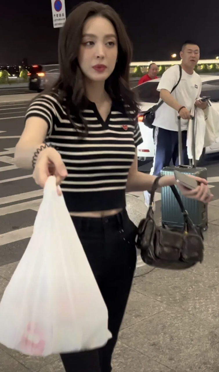 古力娜扎的素颜照也是那么美丽动人.