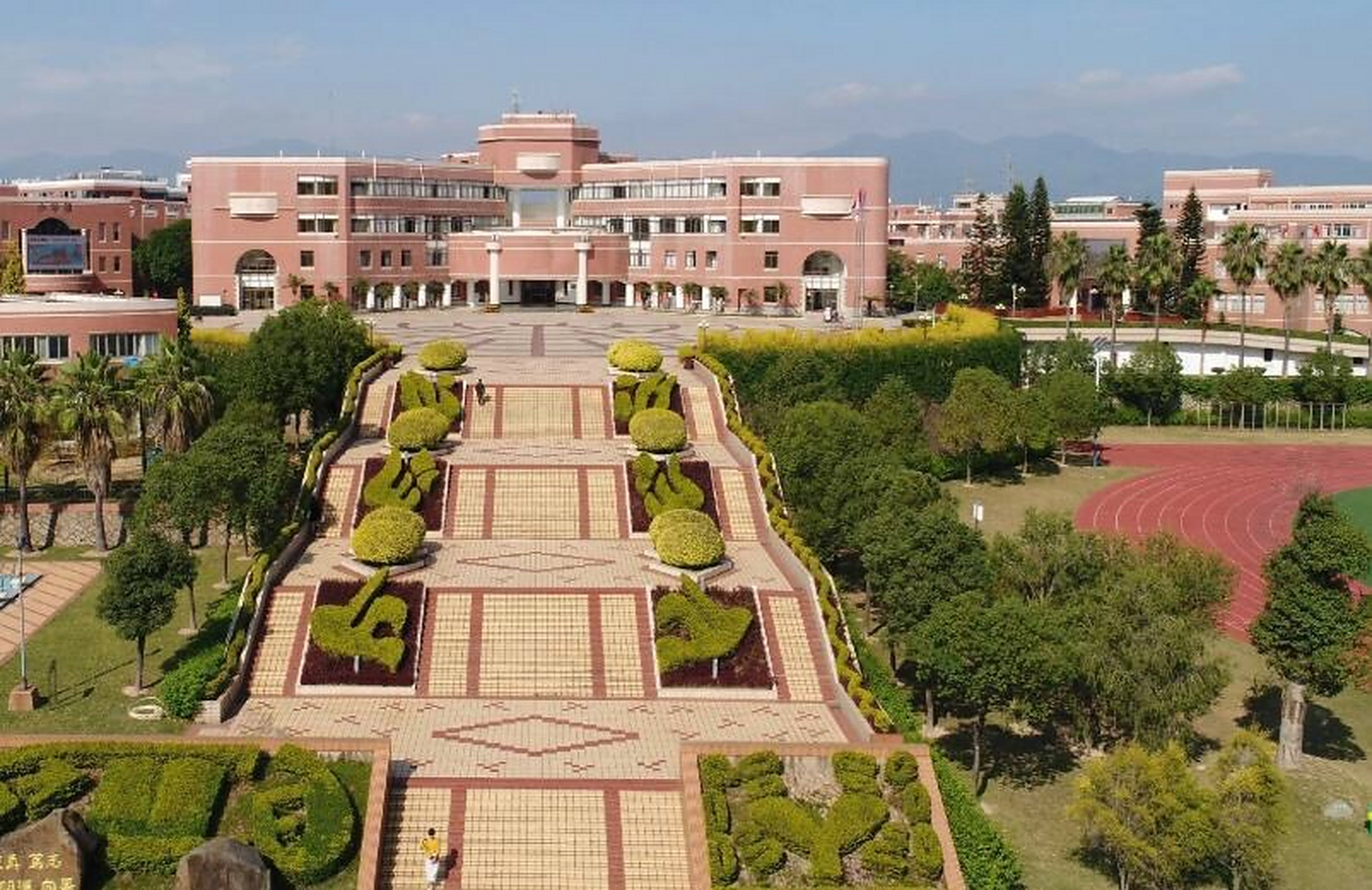 厦门英才学校由著名民营企业家杨英女士创办于1995年,是一所由厦门市