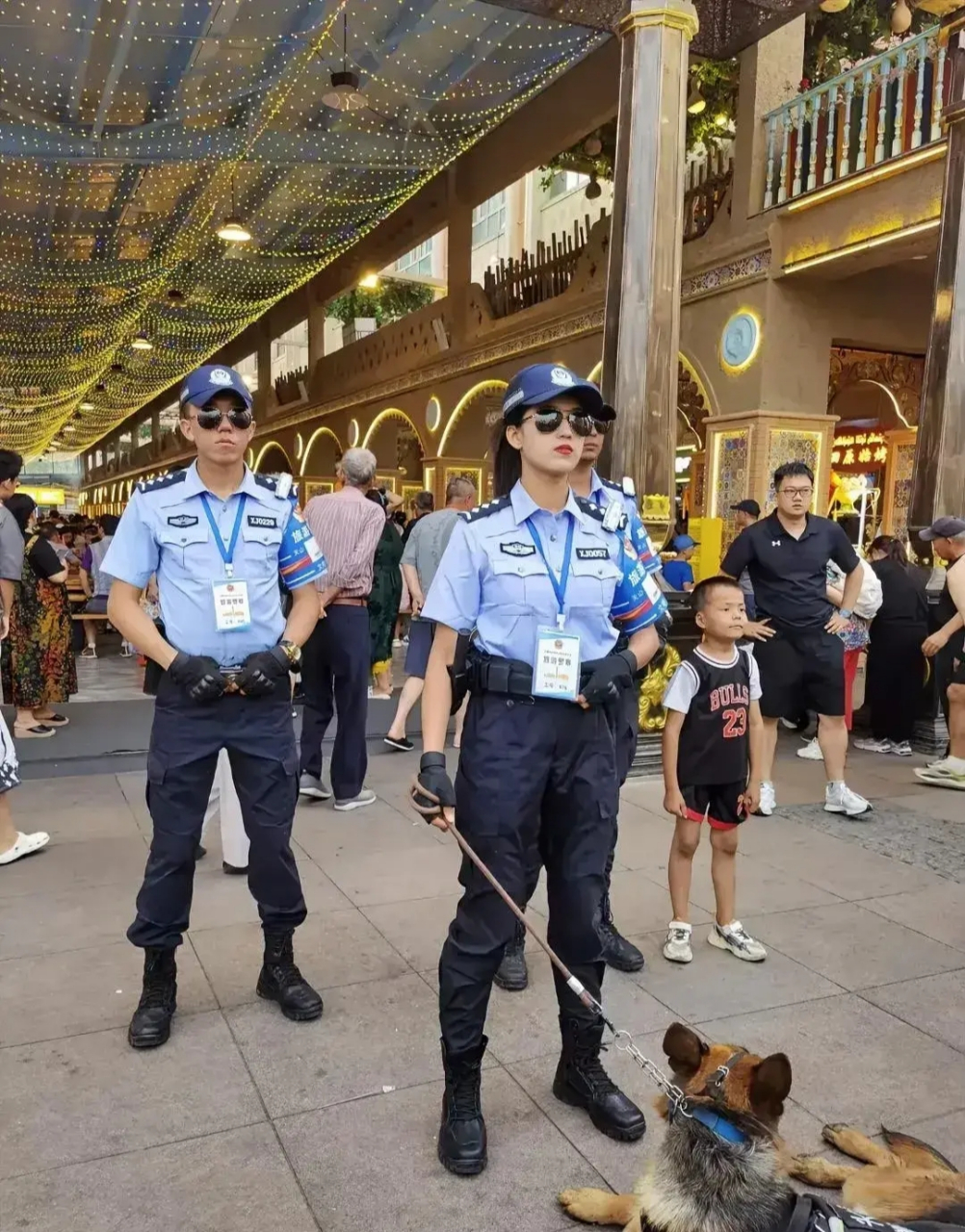 新疆的警察好威武呀,特别有气势.