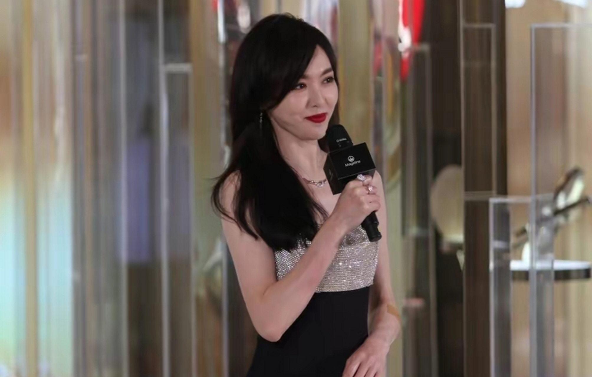 唐嫣,张嘉倪武汉出席麦吉丽品牌商业活动  2023年5月13日,武汉,唐嫣