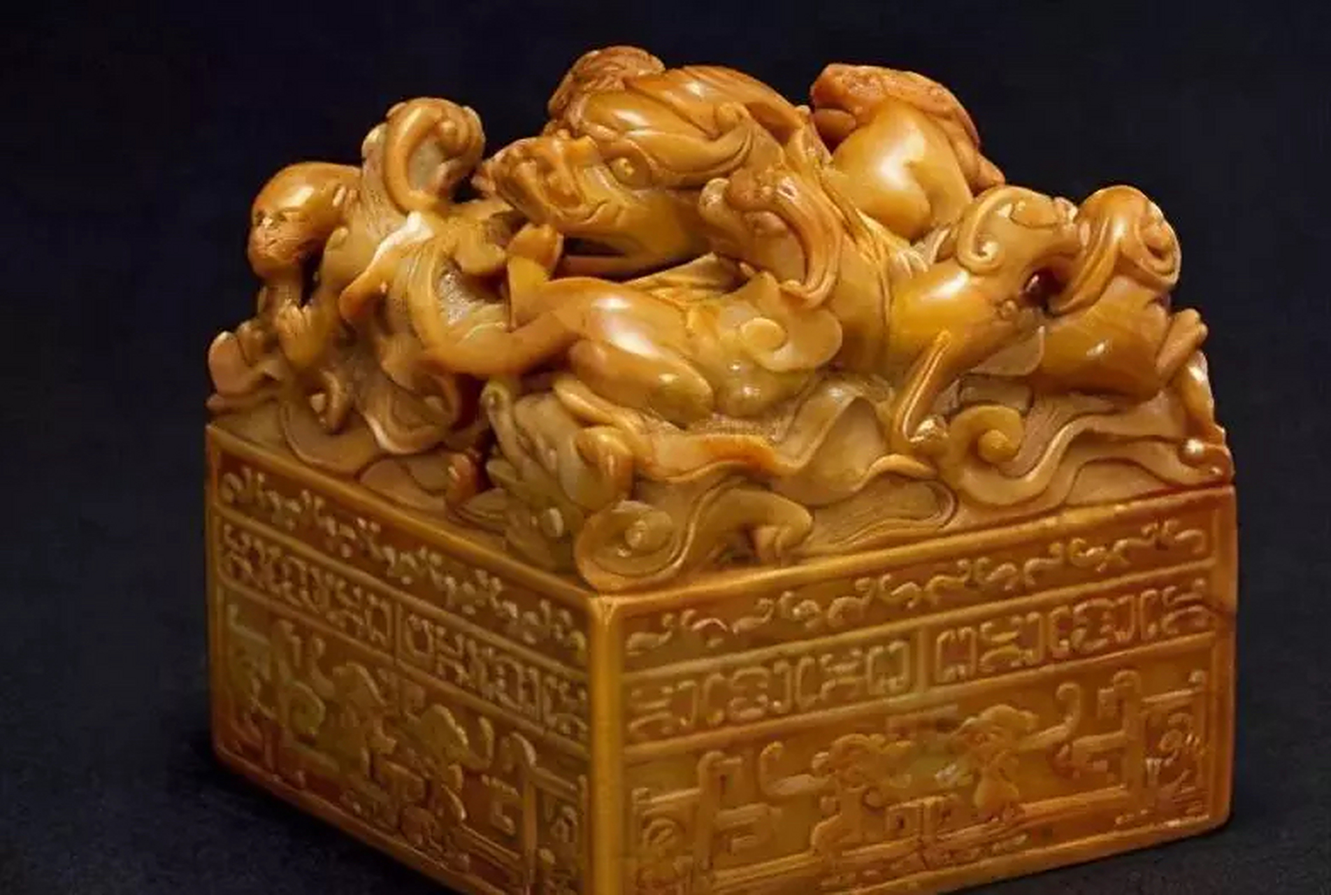 秦国气数尽了之后,第一个得到它的是刘邦,彼时刘邦攻入咸阳,传国玉玺