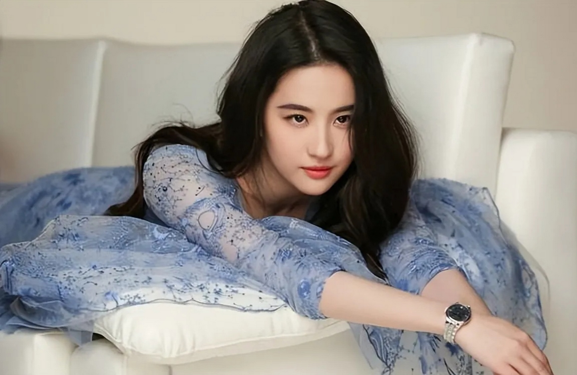 他竟然是刘亦菲的生父,欺骗了我们35年,而且身价上千亿  刘亦菲是一个