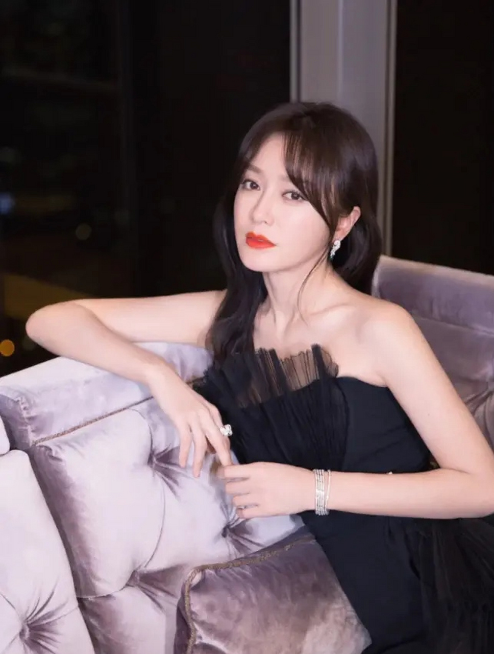 2006年,记者问秦岚:"你和黄晓明同居了5年,还给公司赔了1000万违约金