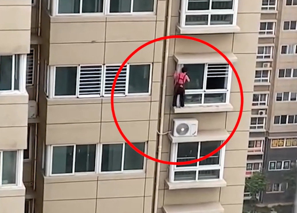 河南洛阳:女子从20楼窗户爬出,镜头拉近一看,当场腿都吓软了!