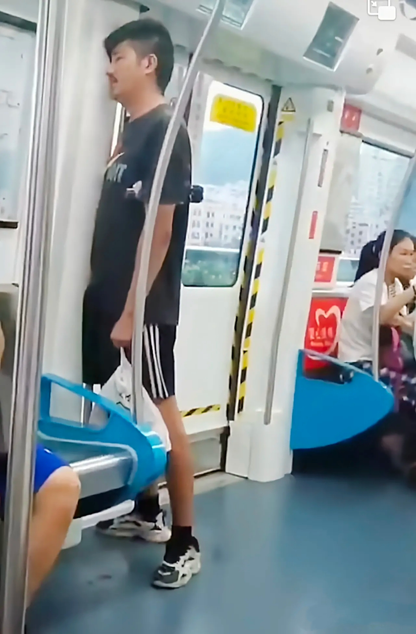 小伙在地铁里尿了.