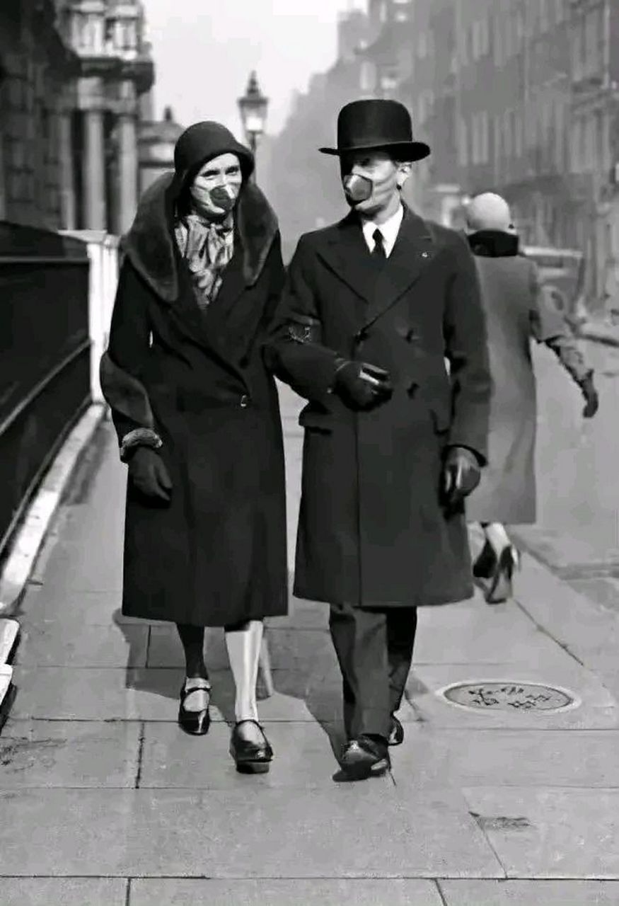 1918年西班牙大流感时的流行口罩,比现在的要小.