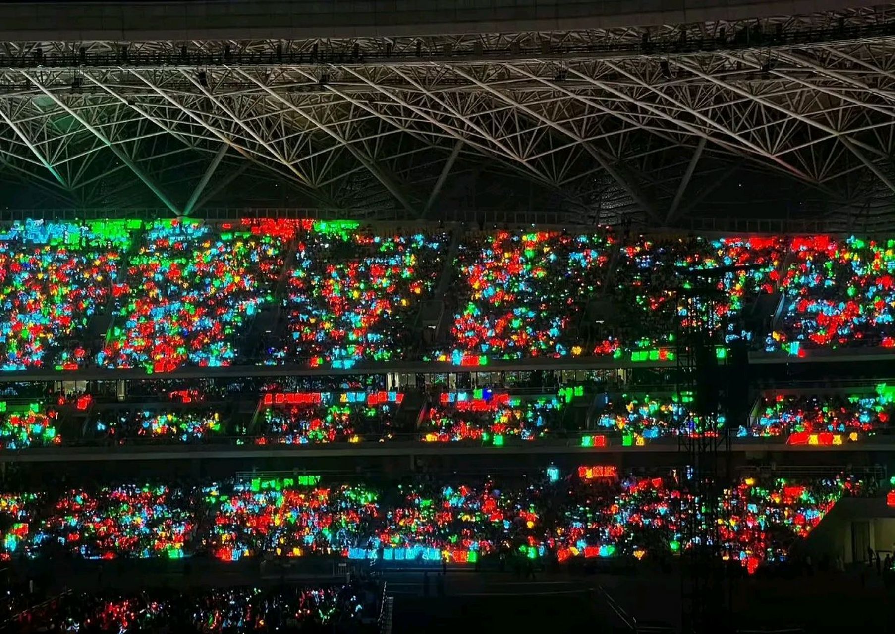 tfboys三家灯牌大战易烊千玺红色7815王俊凯蓝色97王源98,来