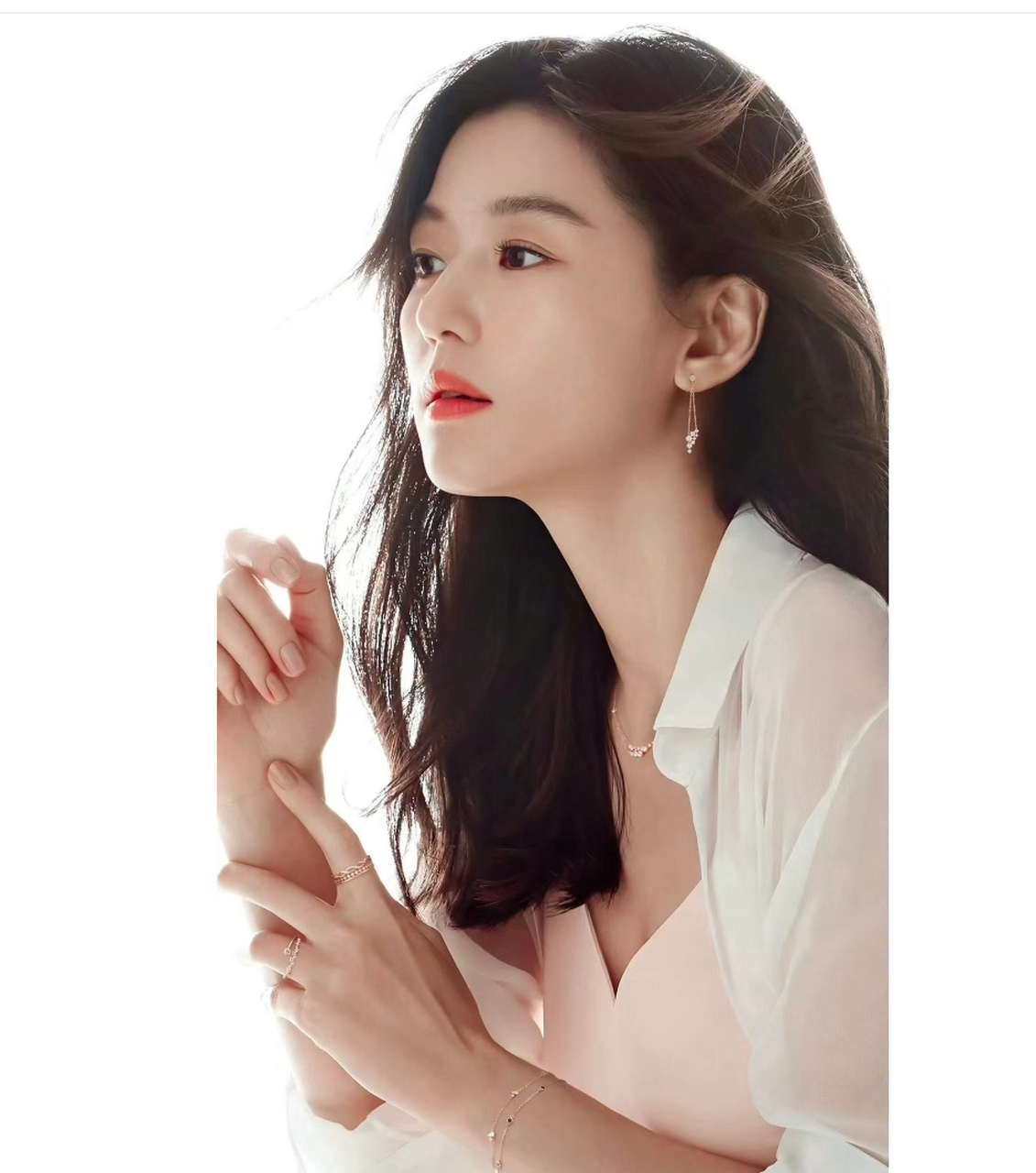 全智贤新造型亮相伦敦时装周 一身全白色加黑长直让人梦回千颂伊 看了