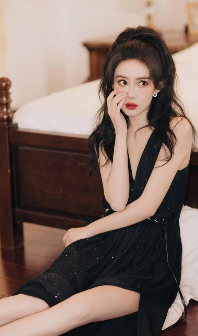 孟子义一袭黑色深v高开叉长裙,搭配大波浪卷发,妖娆妩媚,性感温柔