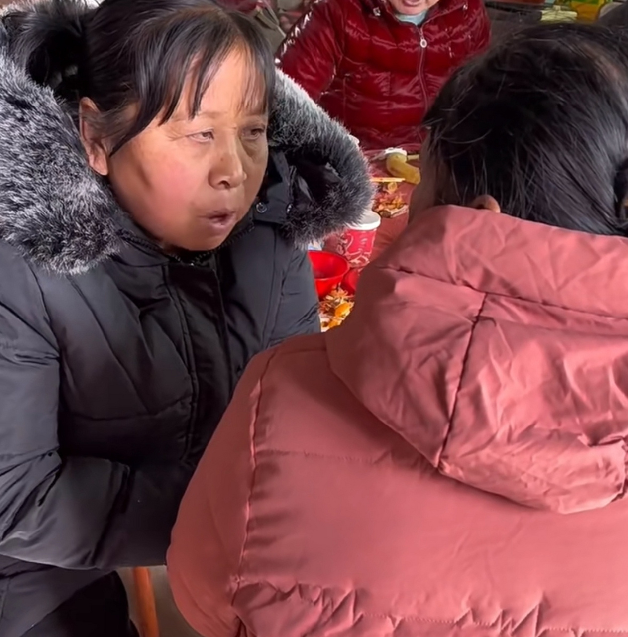 大妈肯定知道了啥了不得的事儿,八卦起来一板一眼的.[左捂脸]