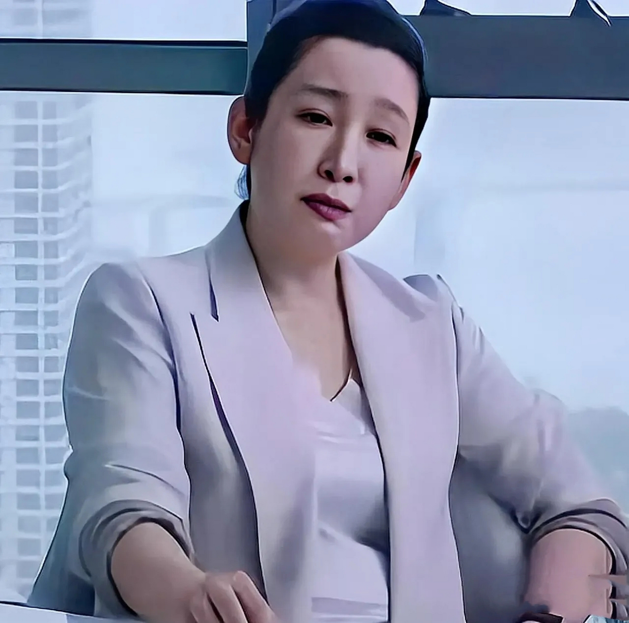 据说她以前的眼睛是单眼皮 ,秦海璐很满意就是那双眼睛,为此还做粮哌