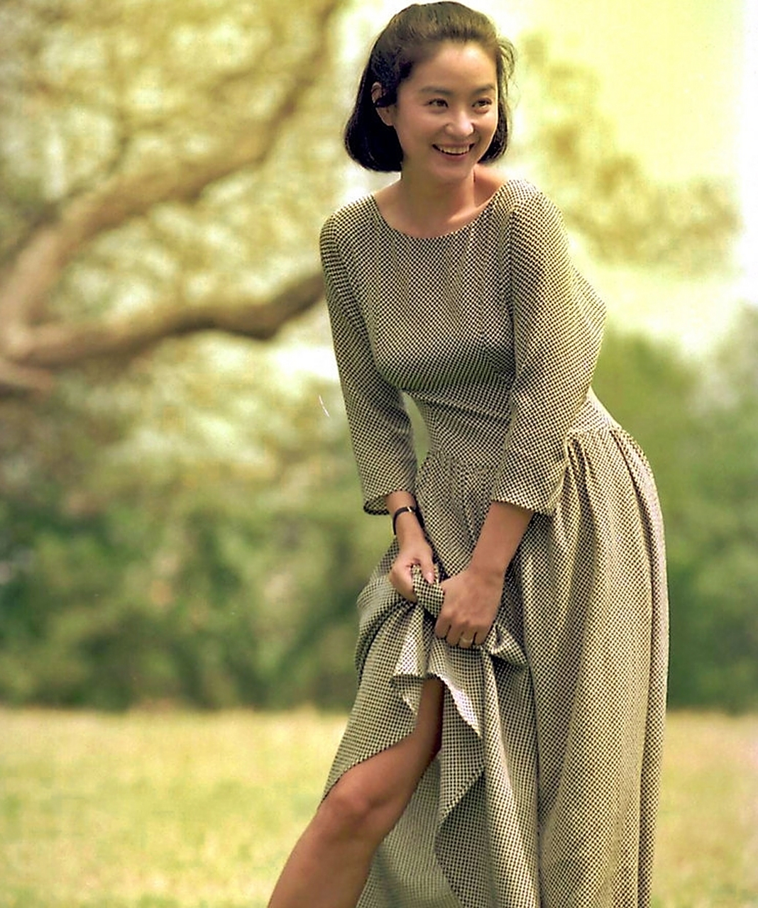 林青霞少女时期,有一次在海边玩耍时,拍下了这张迷人的照片.