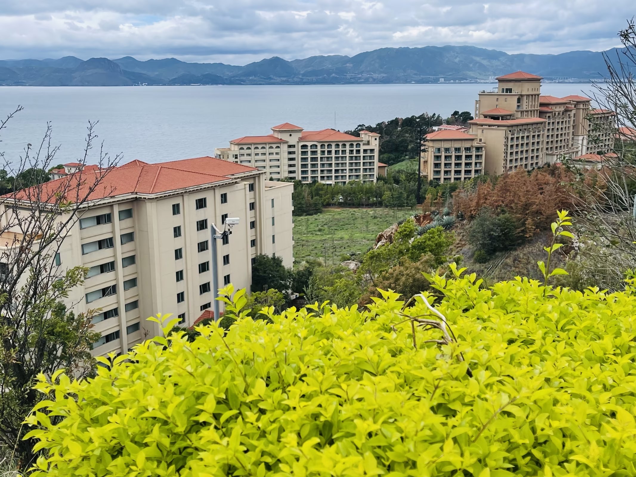 到云南抚仙湖最好的观湖小区租房避暑,每月六千您觉得值吗?