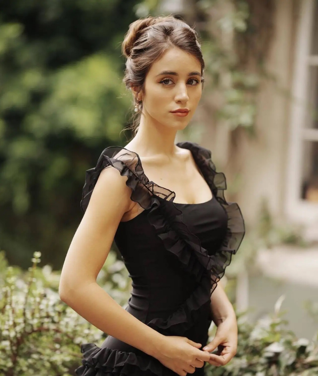 新手帮扶计划# 性感女星凯丽64考恩(caylee cowan),身穿黑色低胸