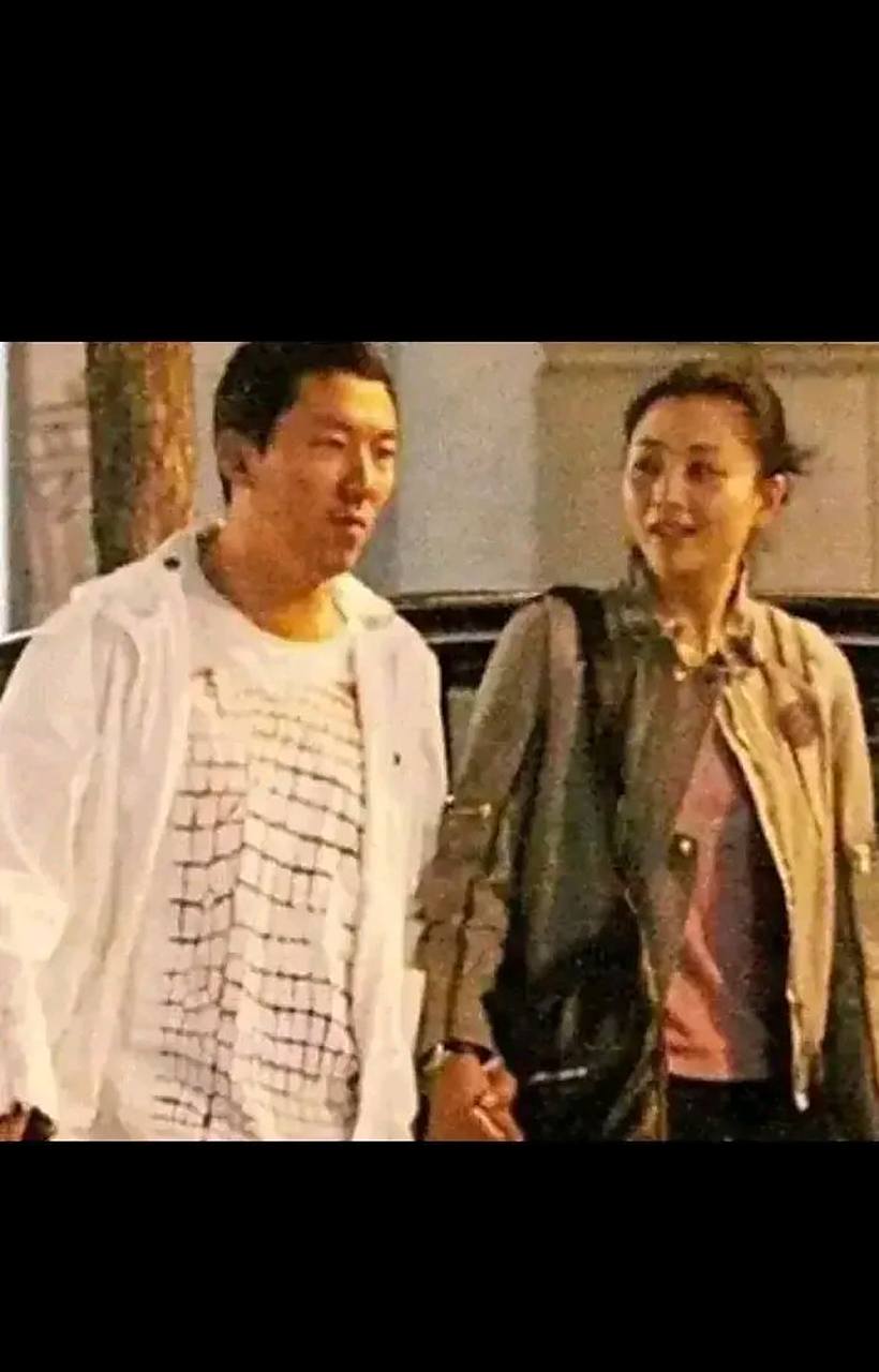 近日,张柏芝和富商孙东海的恋情成为媒体和公众关注的焦点.