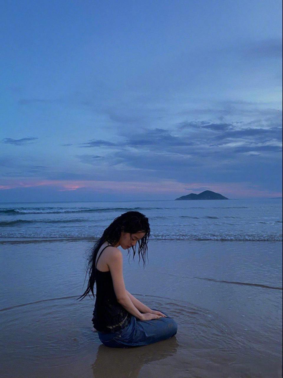 欧阳娜娜海边的少女图,她小时候真的超级可爱的!