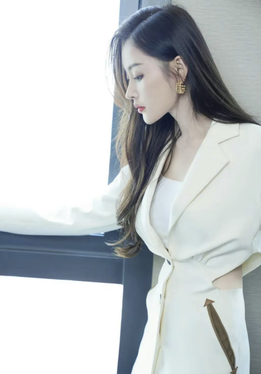网友:女神张天爱—白色西装,居然不穿西裤,露出大长腿,肤色真好