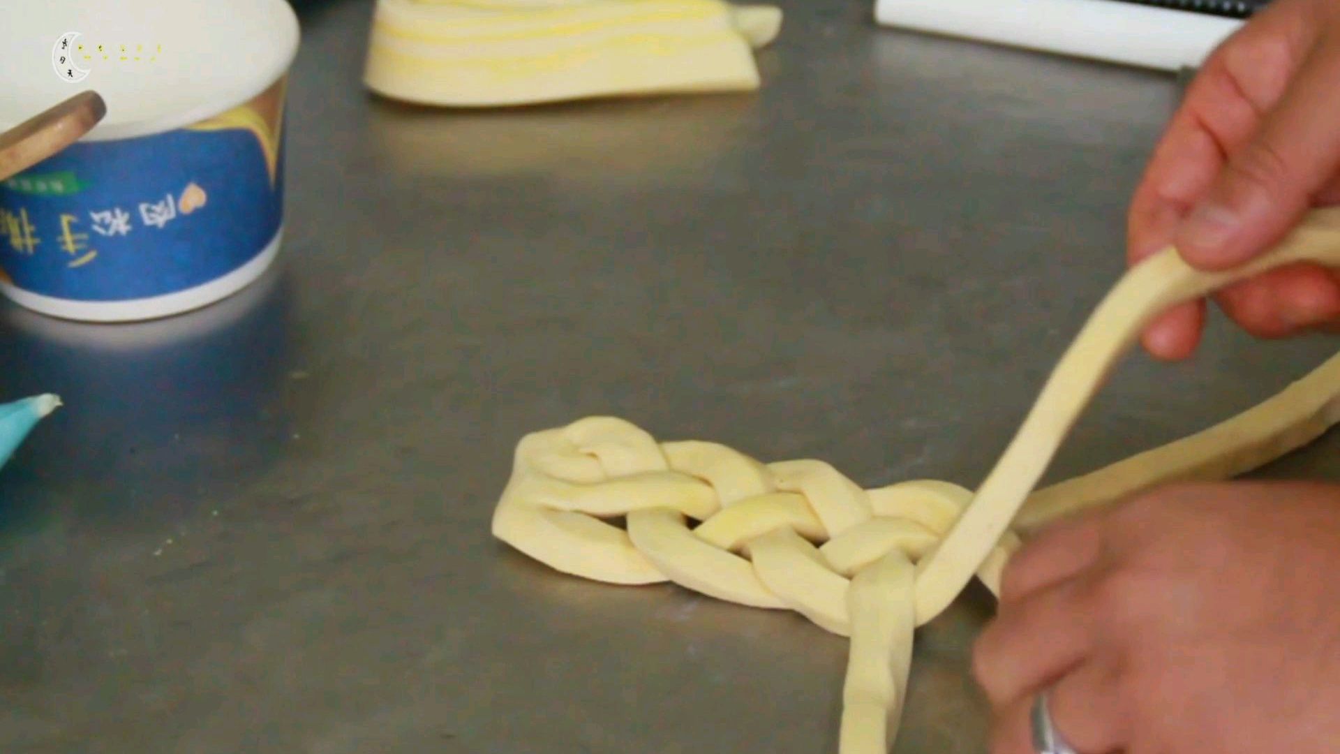 小小麻花辫吗面包怎么变成麻花辫的呢