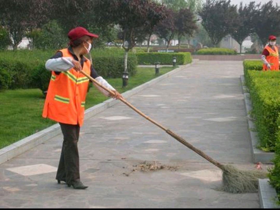 我们小区扫地的阿姨,网上找了一位"空军"