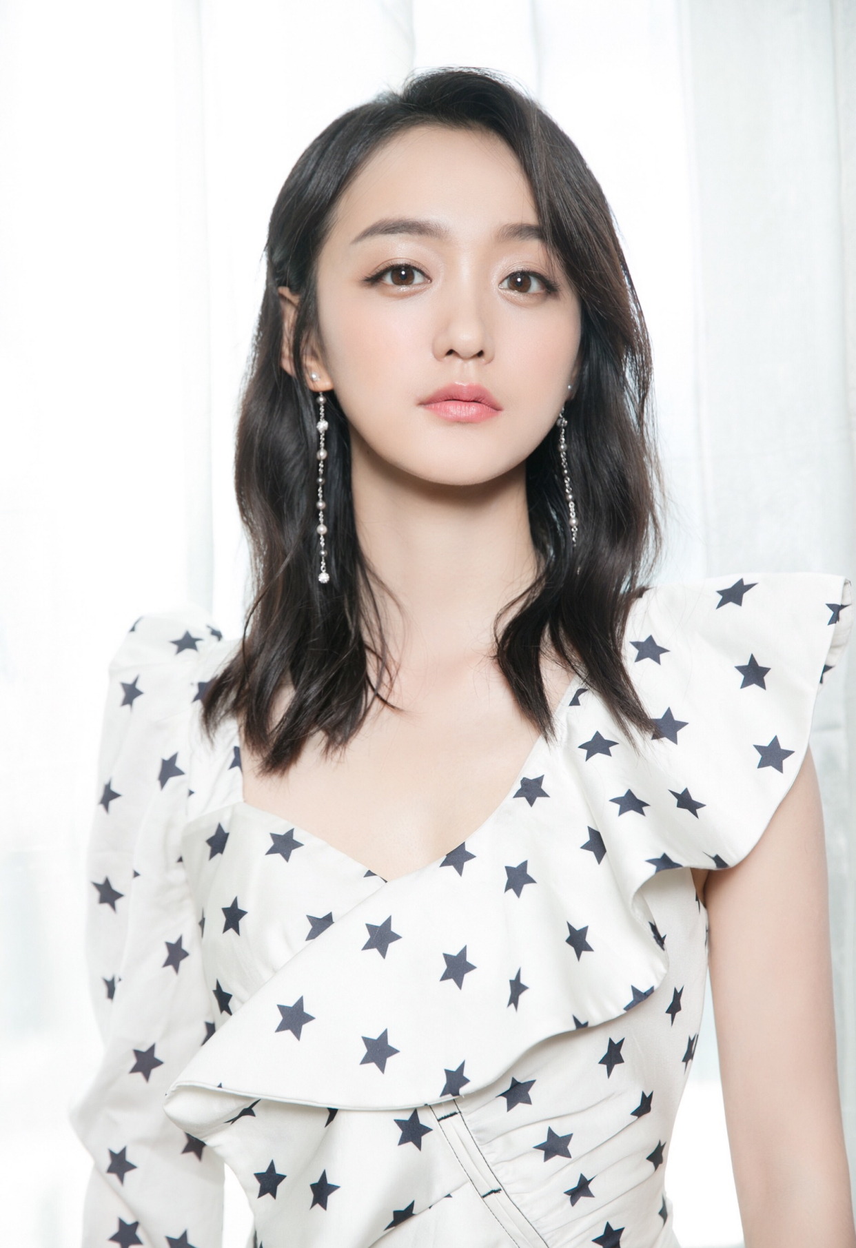 何泓姗:水灵秀气,清新动人