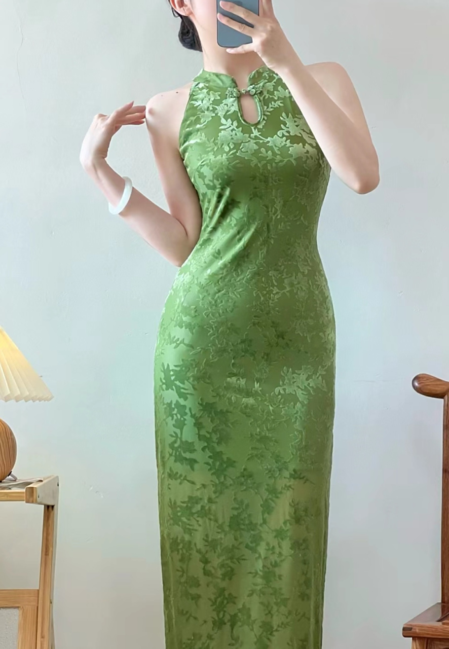 这个绿色旗袍裙真的好显白! 真的拒绝不了这个绿色,太太太显白了!